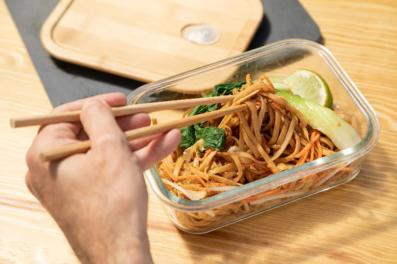 Vue 3 de Bento en verre borosilicate 'Iwaki' avec couvercle en bambou