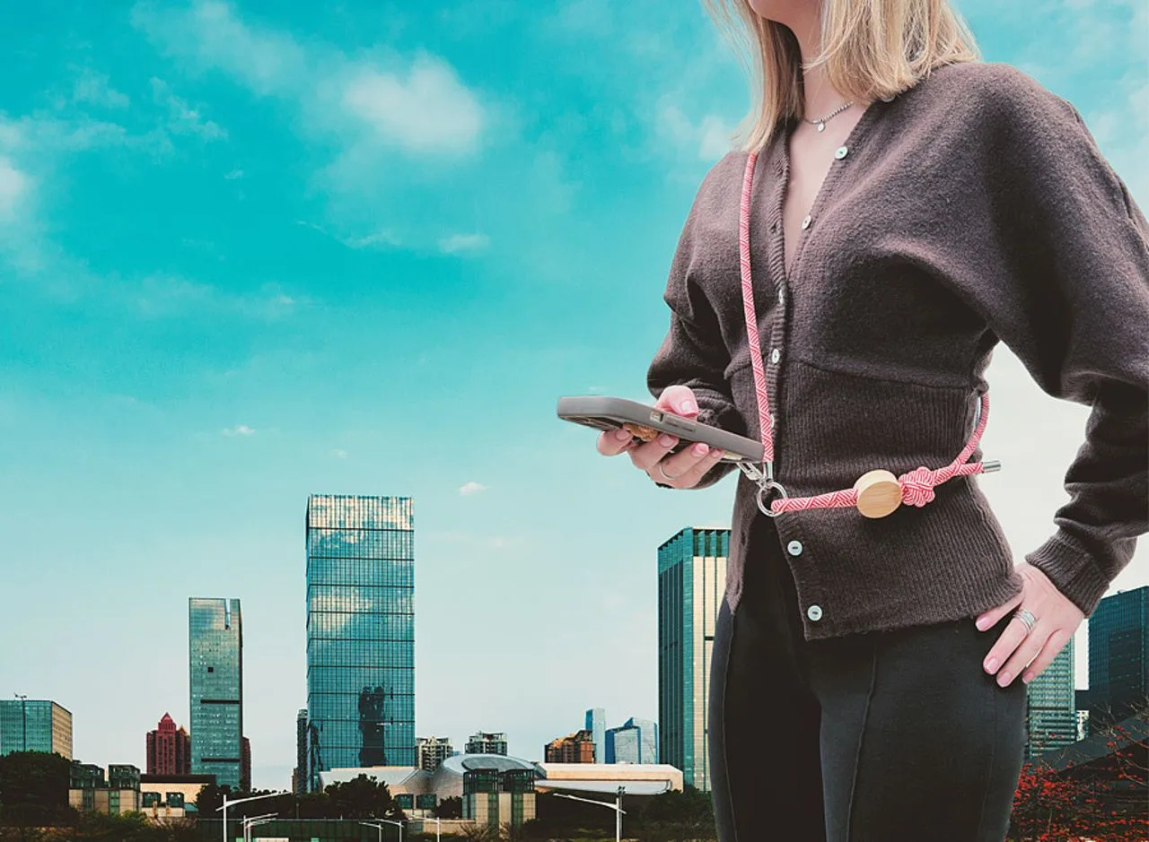 Vue 2 de Lanyard pour smartphone 'Madrid', RPET rouge