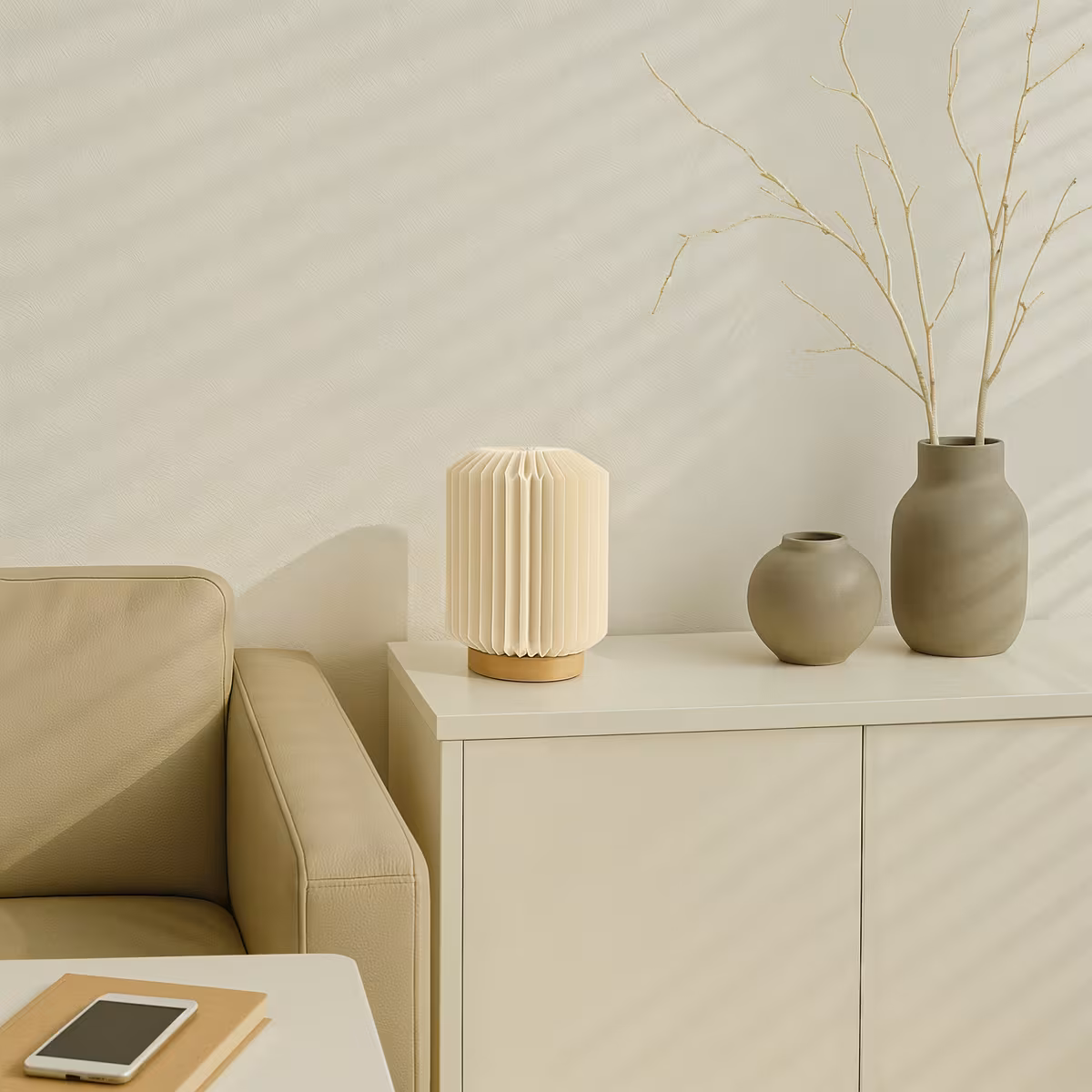 Vue 1 de Lampe LED en papier pliable Coollux Aurore sur socle en bois, 22cm