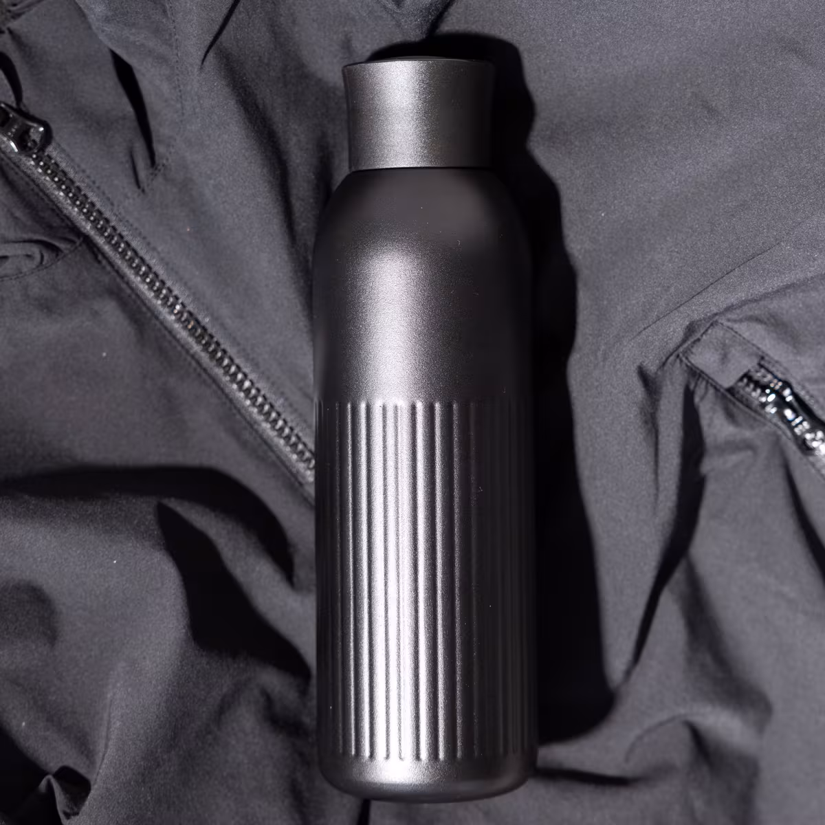 Vue 3 de Sagaform Tekla Bouteille en acier avec bouchon poussoir (recyclé) 500 ml