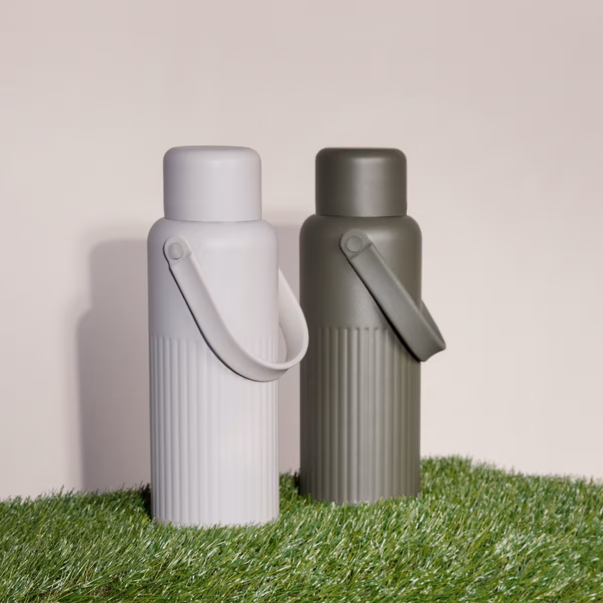 Vue 17 de Sagaform Theo Thermal Flask (recyclé) 1 L