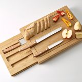 Vue 5 de Planche à découper Brancusi en bambou avec couteaux de cuisine