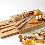 Vue 6 de Planche à découper Brancusi en bambou avec couteaux de cuisine
