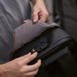 Vue 6 de Sac à dos Abrantes 20L rPET. Fermeture TSA et tissu anti-coupures.