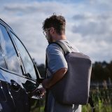 Vue 7 de Sac à dos Abrantes 20L rPET. Fermeture TSA et tissu anti-coupures.