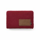 Vue 2 de Plaid Mondrian en rPET et laine, patch personnalisable.