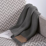 Vue 5 de Plaid Mondrian en rPET et laine, patch personnalisable.