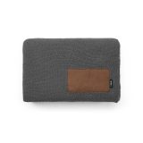 Vue 2 de Plaid Mondrian en rPET et laine, patch personnalisable.