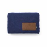 Vue 2 de Plaid Mondrian en rPET et laine, patch personnalisable.