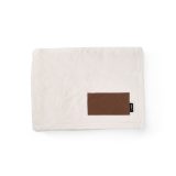 Vue 3 de Plaid Van Eyck en rPET 240 g/m², patch personnalisable.