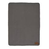 Vue 2 de Plaid Pollock en rPET 180 g/m², patch personnalisable.