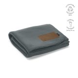 Vue 5 de Plaid Pollock en rPET 180 g/m², patch personnalisable.