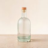 Vue 2 de Bouteille Piave en verre 800 ml. Bouchon en bois