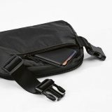 Vue 4 de Banane Singapore 1,5L en nylon.2 poches et sangle de taille réglable