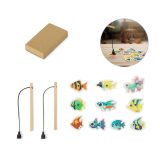 Vue 2 de FISHY. Jeu de pêche composé de 10 poissons en bois, idéal pour les enfants