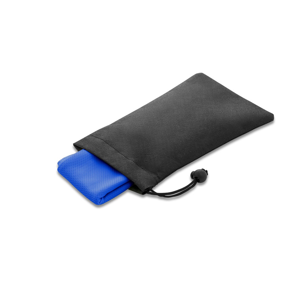BERNAL. Serviette de sport rafraichissante en polyester recyclé (100% rPET) avec pochette en non-tissé