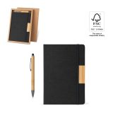 Vue 2 de HOMERO. Set composé d'un bloc-notes A5 à couverture rigide et d'un stylo à bille en bambou