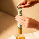 Vue 3 de Vacu Vin Wine Saver Loop pompe à vide pour le vin