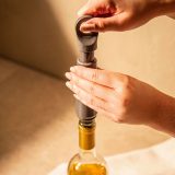 Vue 3 de Vacu Vin Wine Saver Loop pompe à vide pour le vin