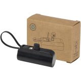 Vue 4 de Batterie de secours Alnair Type-C de5 000 mAh et 10 W en plastique recyclé avec support de retournement intégré et câble 2 en