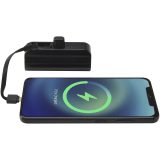 Vue 5 de Batterie de secours Alnair Type-C de5 000 mAh et 10 W en plastique recyclé avec support de retournement intégré et câble 2 en