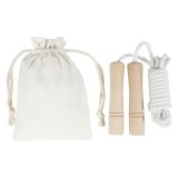 Vue 4 de Corde à sauter Denise en bois dans une pochette en coton
