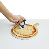 Vue 5 de USEFUL - Trancheur à pizza