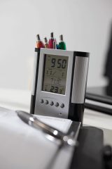 Vue 7 de BUTLER - Pot à crayon/réveil LCD