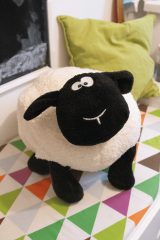 Vue 5 de SAMIRA - Grande peluche mouton