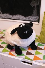 Vue 6 de SAMIRA - Grande peluche mouton