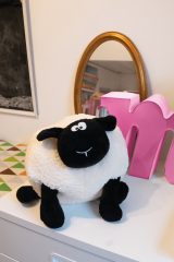 Vue 7 de SAMIRA - Grande peluche mouton