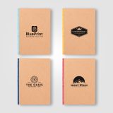 Vue 4 de Carnet Romy Essentials à couverture kraft avec bordure de pages colorée – A5